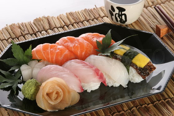sushi-plato-de-origen-japones-4 sushi plato de origen japonés