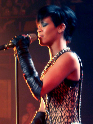 http://lacocinadebender.com/wp-content/uploads/2009/07/JUEGO-Rihanna-.jpg