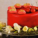 Tarta de mazapán y cerezas con chocolate