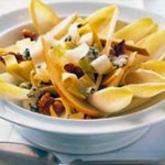 Endibias al roquefort con pera y nueces