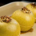 Manzanas rellenas de ensaladilla tropical