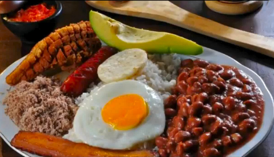 Vídeo receta de bandeja paisa Colombiana | La cocina de Bender