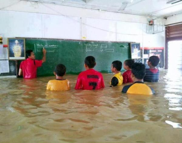 salon-de-clases-inundado
